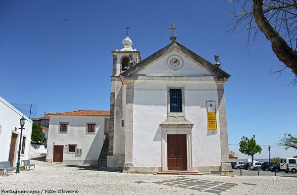 Igreja Paroquial de Vialonga - Portugal (27743456674).jpg