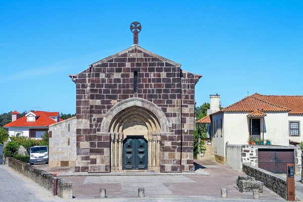 Igreja de São Cristóvão de Rio Mau - Portugal 🇵🇹 (53576809735).jpg