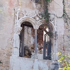 Casa com janela manuelina e jardim da Quinta do Lapuz