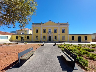 Edifício que foi residência de Guilherme e João Diogo Stephens, com os seus jardins Marinha Grande