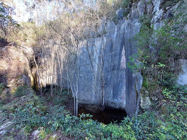 Lago num veio de extração da Pedreira Histórica de Valinho do Rei.jpg