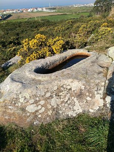 Sepulturas abertas na rocha granítica
