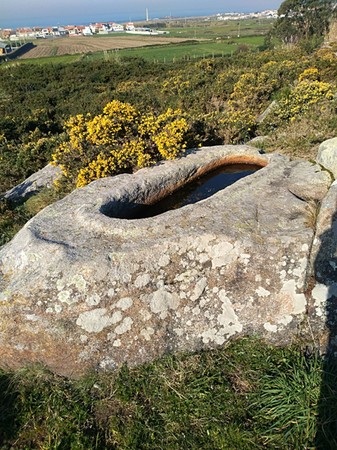 Medieval grave by Henrique Matos 01A.jpg