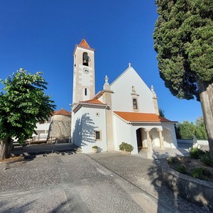 Megálito-capela adjacente à igreja paroquial de Alcobertas