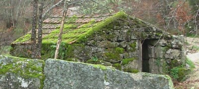 Ponte de Assureira  e moinho de água a nascente da ponte Melgaço