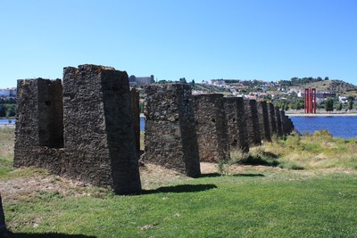 Conjunto de pilares existentes na margem esquerda do rio Tejo Abrantes