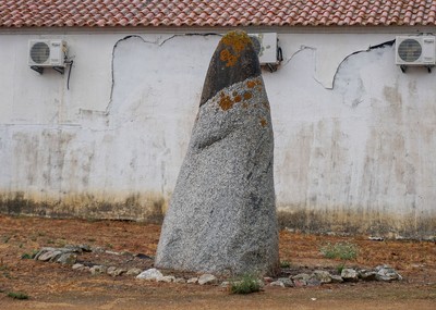 Menir na courela da Casa Nova
