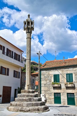 Pelourinho de Algodres - Portugal (52095679196).jpg