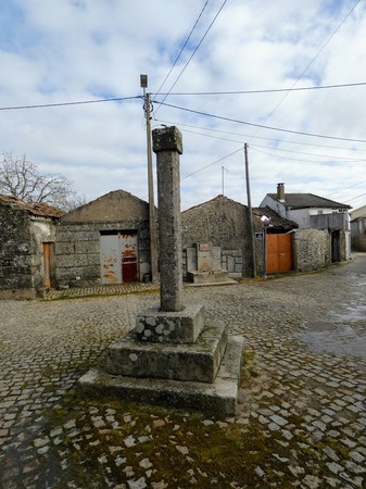 Pelourinho de Chavães.jpg