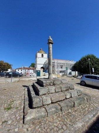 Pelourinho de Pedrógão Grande com Igreja em renovação.jpg