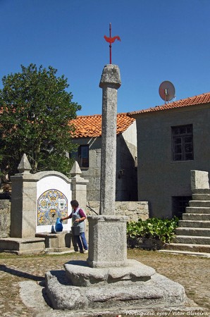 Pelourinho de São João do Monte - Portugal (27140216429).jpg