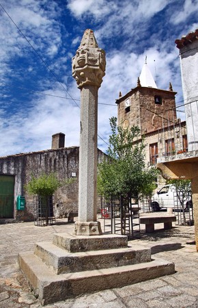 Pelourinho de Salvaterra do Extremo - Portugal (39556027881).jpg