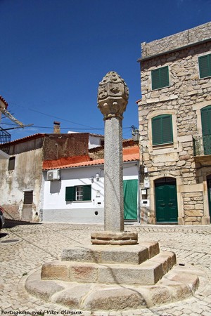 Pelourinho de Segura- Portugal (28373946727).jpg