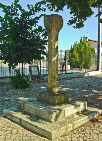 Pelourinho de Serém - Serém de Cima - Portugal (3113085519).jpg