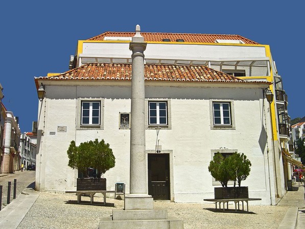 Pelourinho de Sesimbra - Portugal (3335106633).jpg