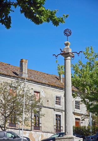 Pelourinho de Vila Nogueira de Azeitão - Portugal (33922519618).jpg
