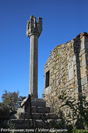 Pelourinho do Castelo de Ferreira de Aves - Portugal (6744858669).jpg
