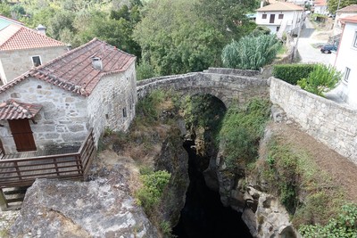 Ponte medieval sobre o Mouro