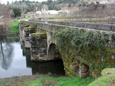Ponte de Pedra sobre o rio Tuela Ponte de Torre de Dona Chama