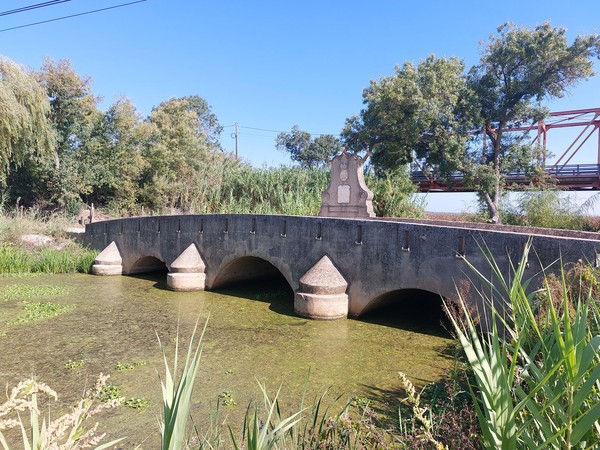 Ponte da Coroa a olhar para nascente, com lápide comemorativa vísivel.jpg