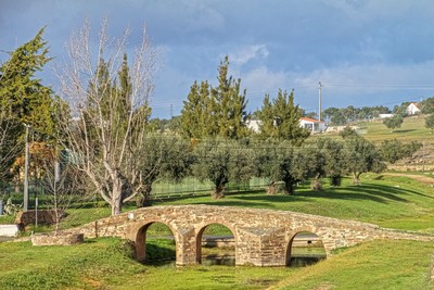 Ponte antiga sobre a ribeira de Cobres