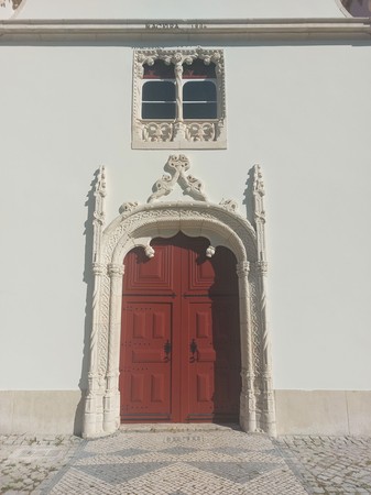 Porta da Igreja Paroquial de Nossa Senhora da Luz.jpg