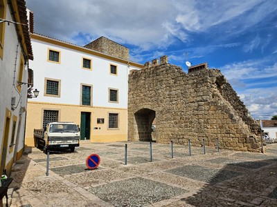 Porta de Montalvão e restos da muralha da vila de Nisa