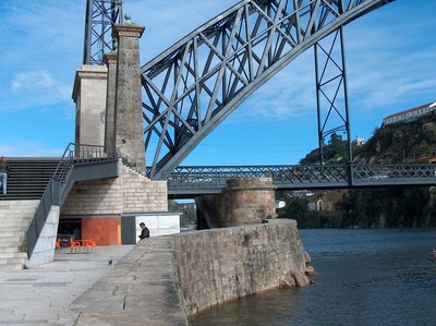 Pilares que sustentavam a ponte pênsil