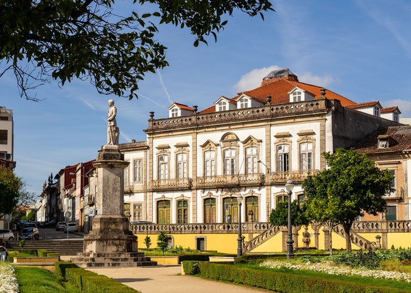 Praça Mouzinho de Albuquerque - Braga, Portugal (54373749172).jpg