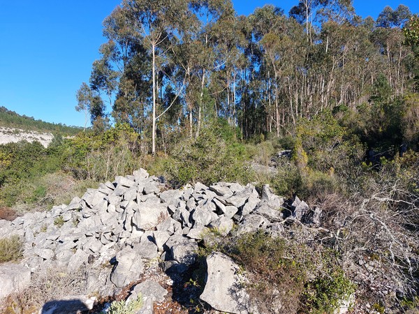 Restos de pedra na Pedreira Histórica do Caramulo.jpg