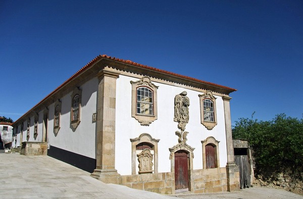 Solar do Paço Episcopal - Trevões - Portugal (30469236290).jpg