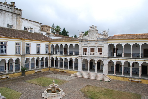 Universidade de Évora - Claustro geral dos Estudos (2).jpg