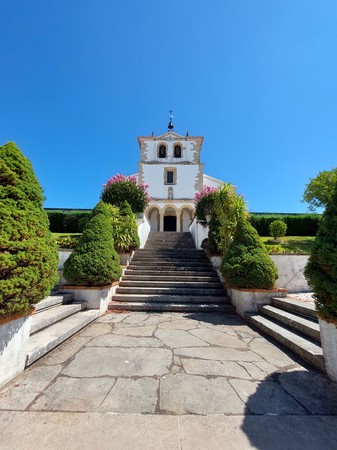 Vista afastada para Igreja matriz da freguesia de Areias a partir da escadaria.jpg