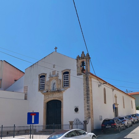 Vista afastada para fachada principal da Igreja da Misericórdia de Buarcos 08.jpg