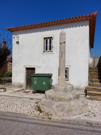 Vista aproximada para Pelourinho de Monte Real e da Casa da Câmara.jpg