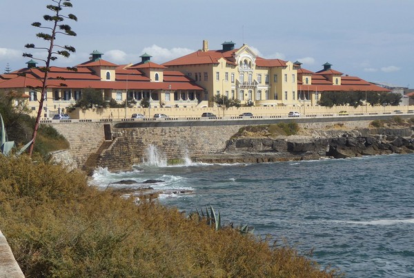 Vista geral do hospital em frente ao mar.jpg
