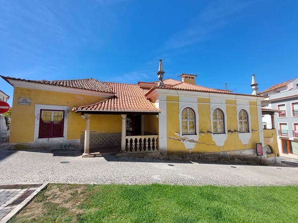 Vista próxima para fachada principal do Edifício da "Assembleia de Abrantes".jpg
