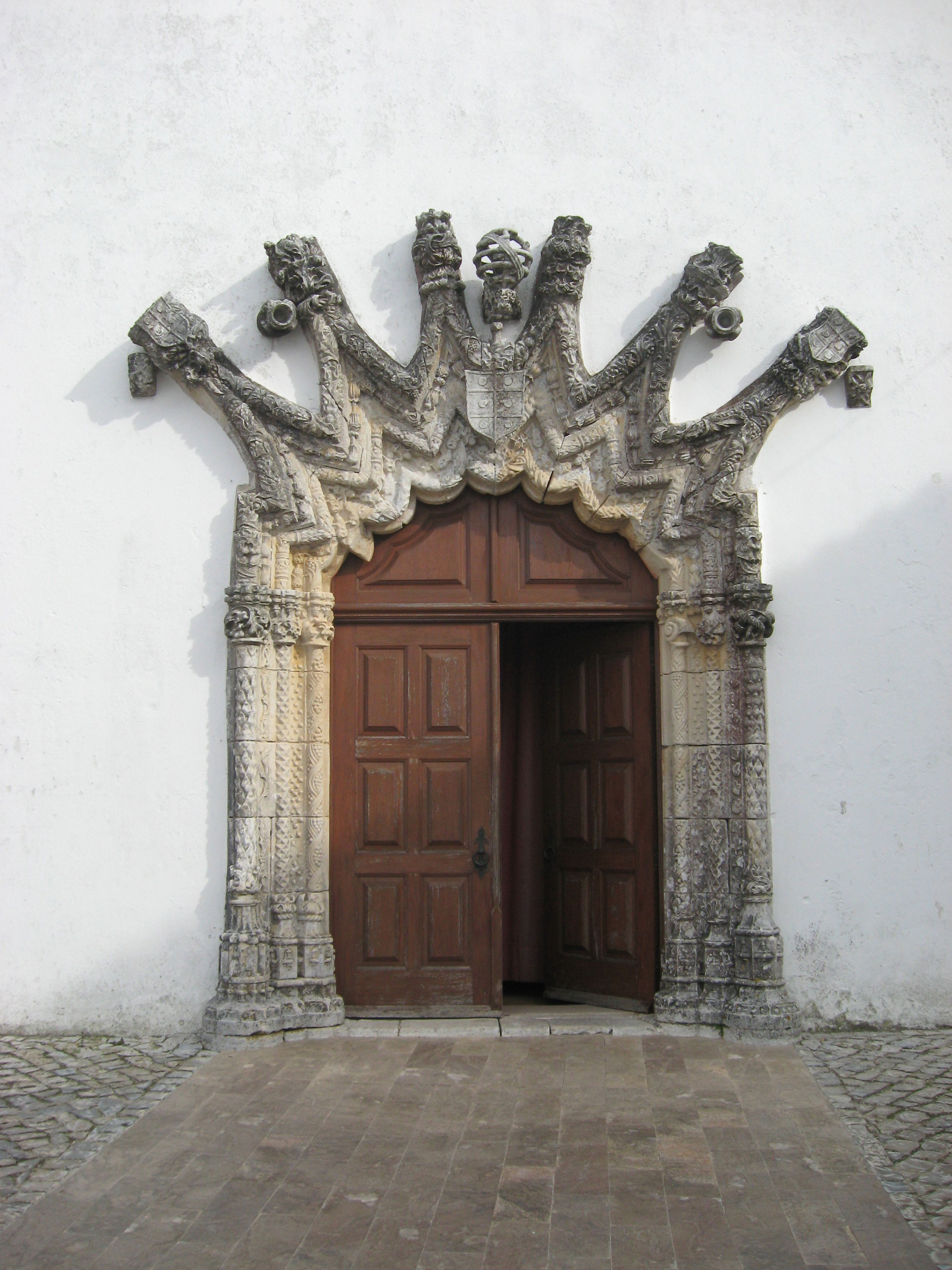Alcobaça.mosteiro.coutos.vestiaria.irgeja.manueline door.jpg