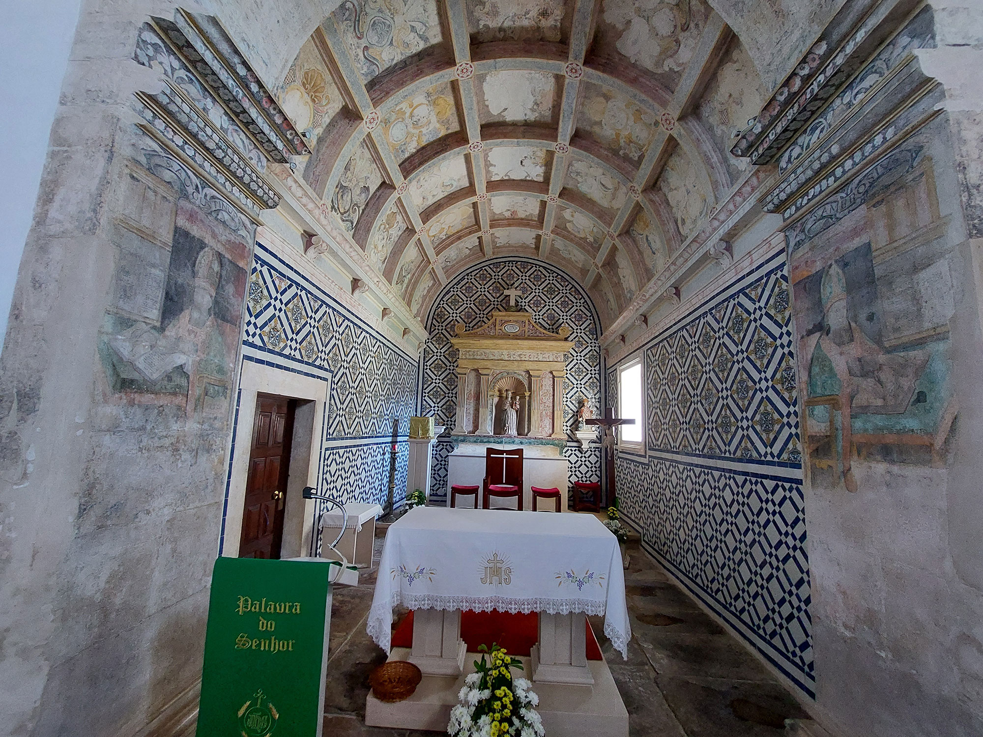 Ambos os frescos de Santo Ambrósio e de Santo Agostinho na Capela de Nossa Senhora da Conceição.jpg