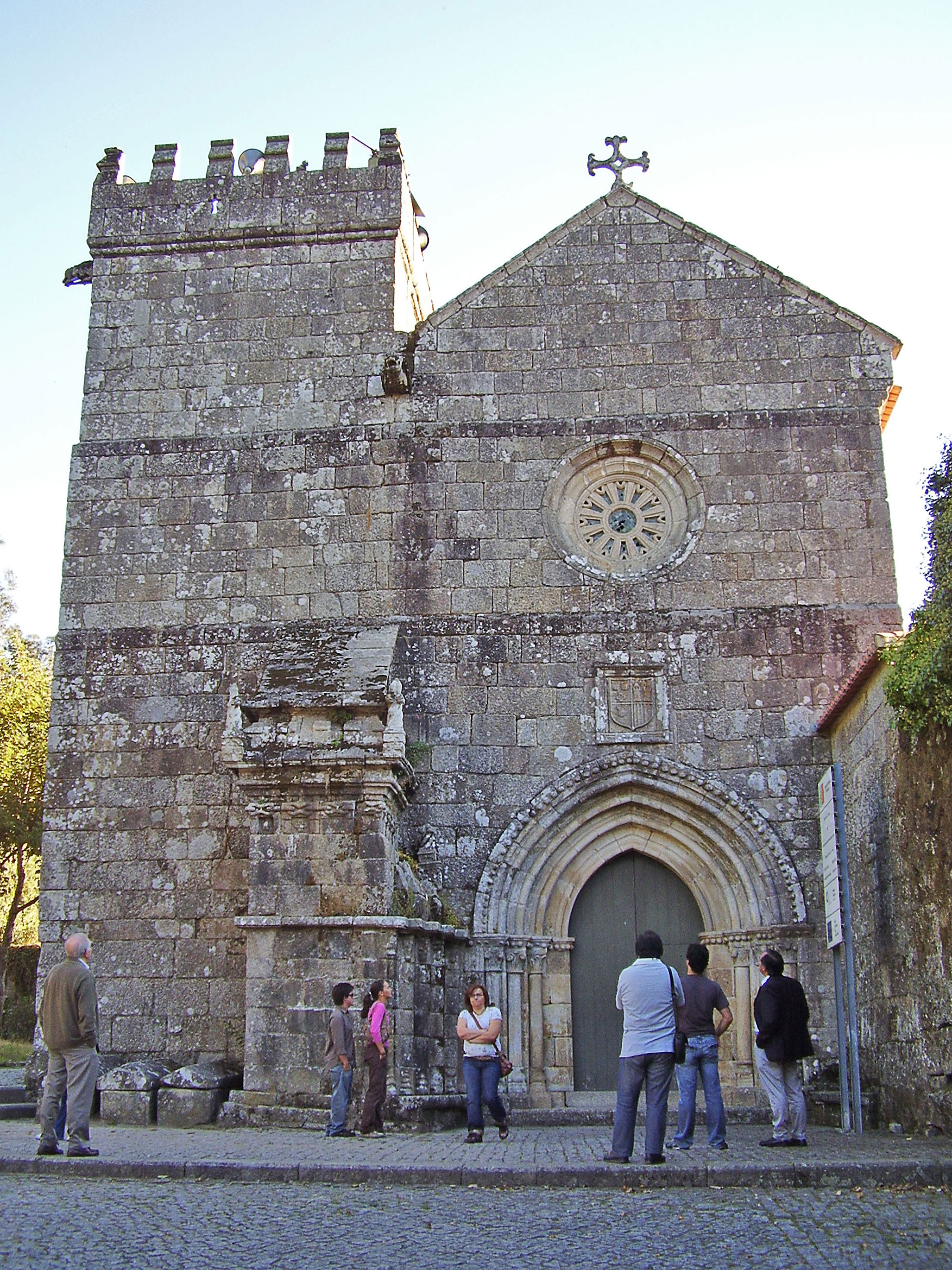Fachada da Igreja do Mosteiro de Cete.jpg