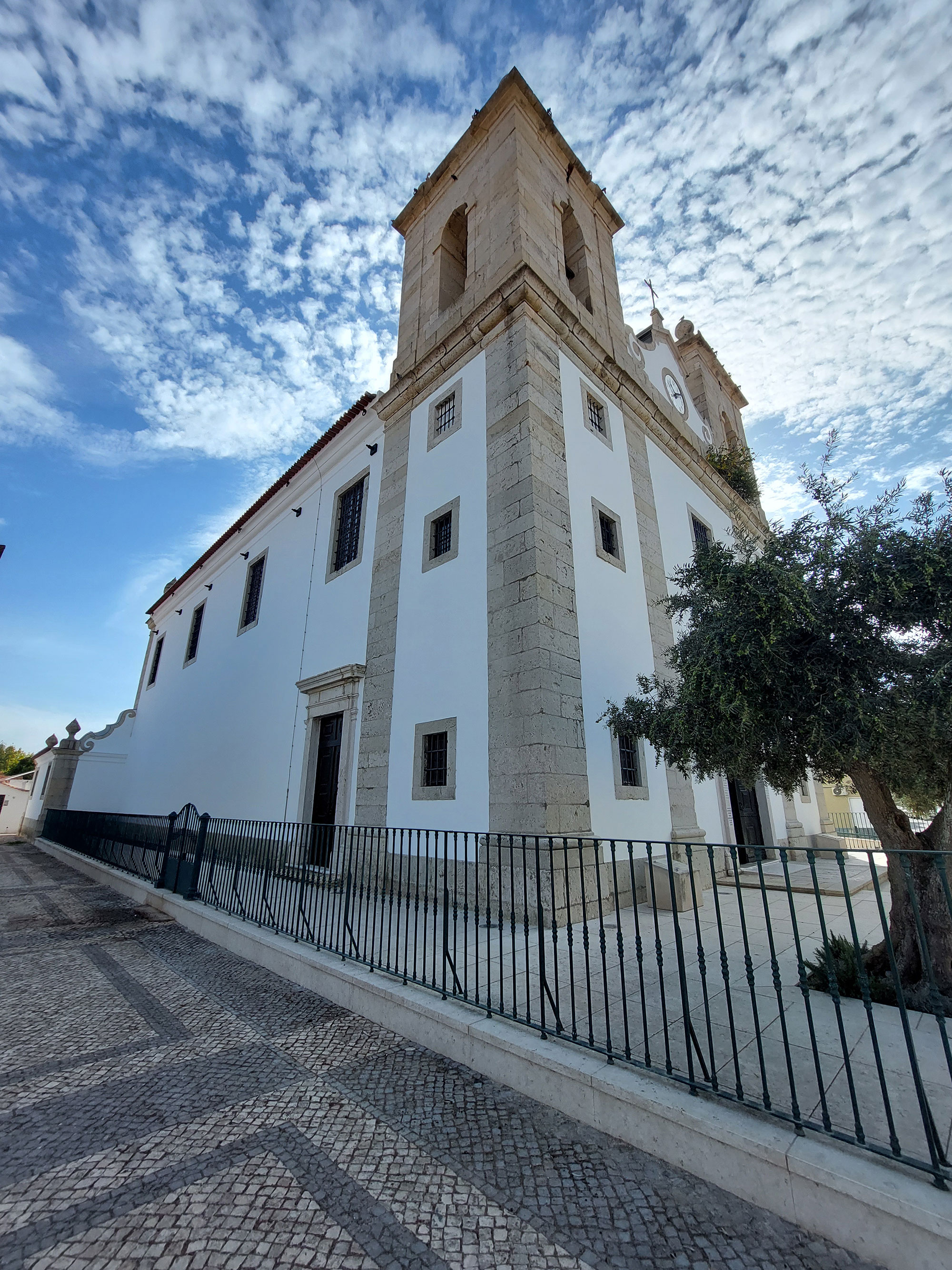 Fachada esquerda da Igreja de Nossa Senhora da Oliveira, em Samora Correia.jpg