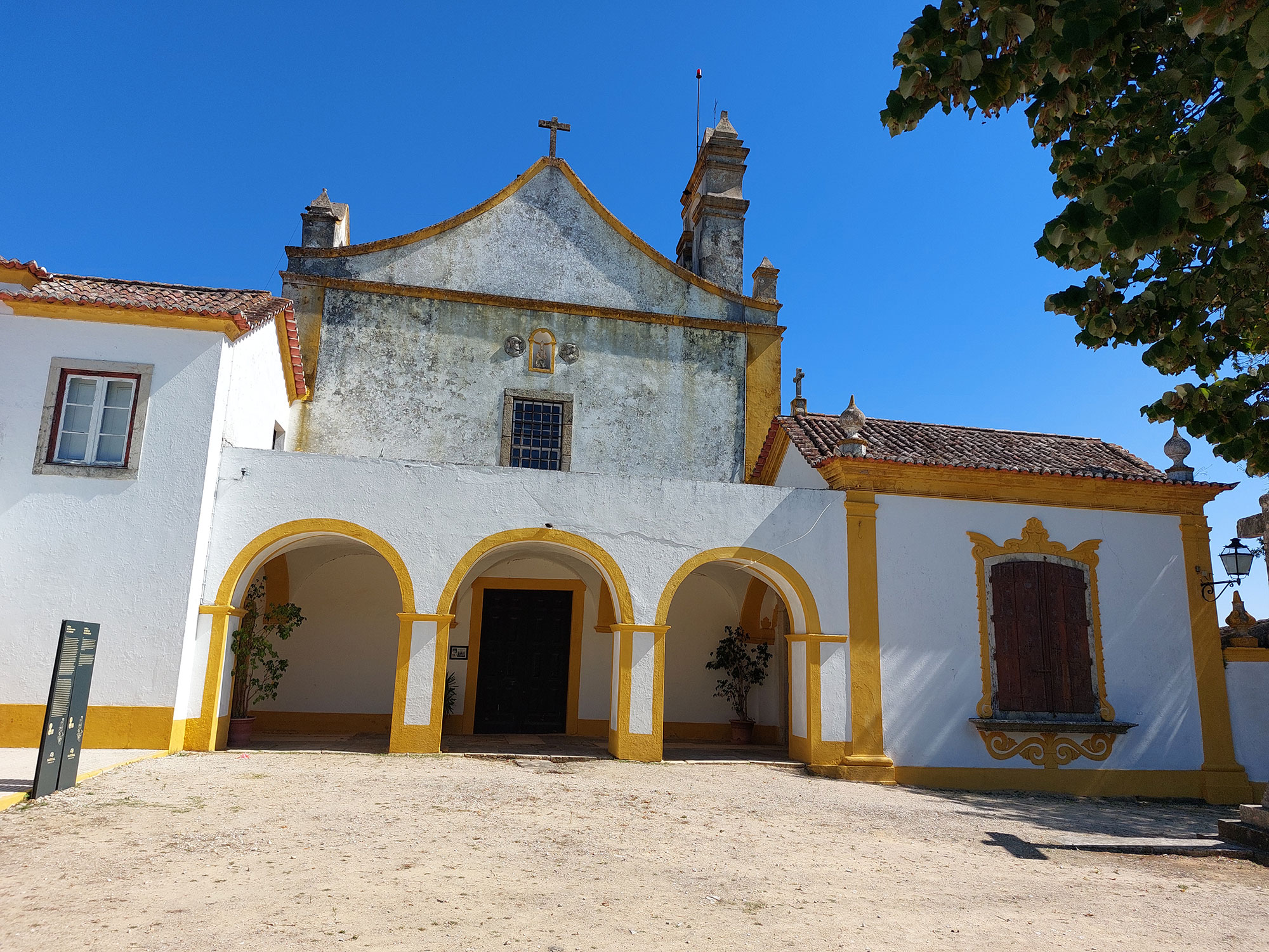 Fachada principal da Igreja do Mosteiro de Nossa Senhora da Caridade.jpg