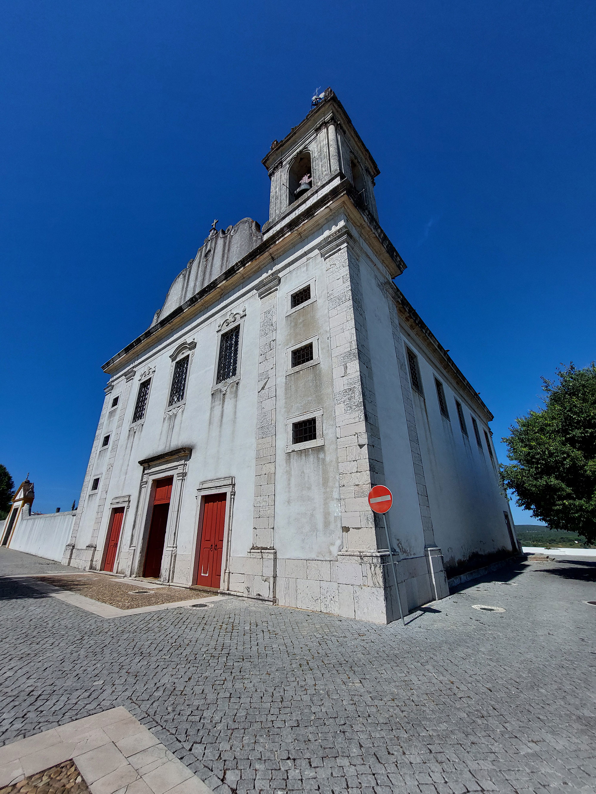 Fachada principal e direita para Igreja de São Julião em Constância.jpg
