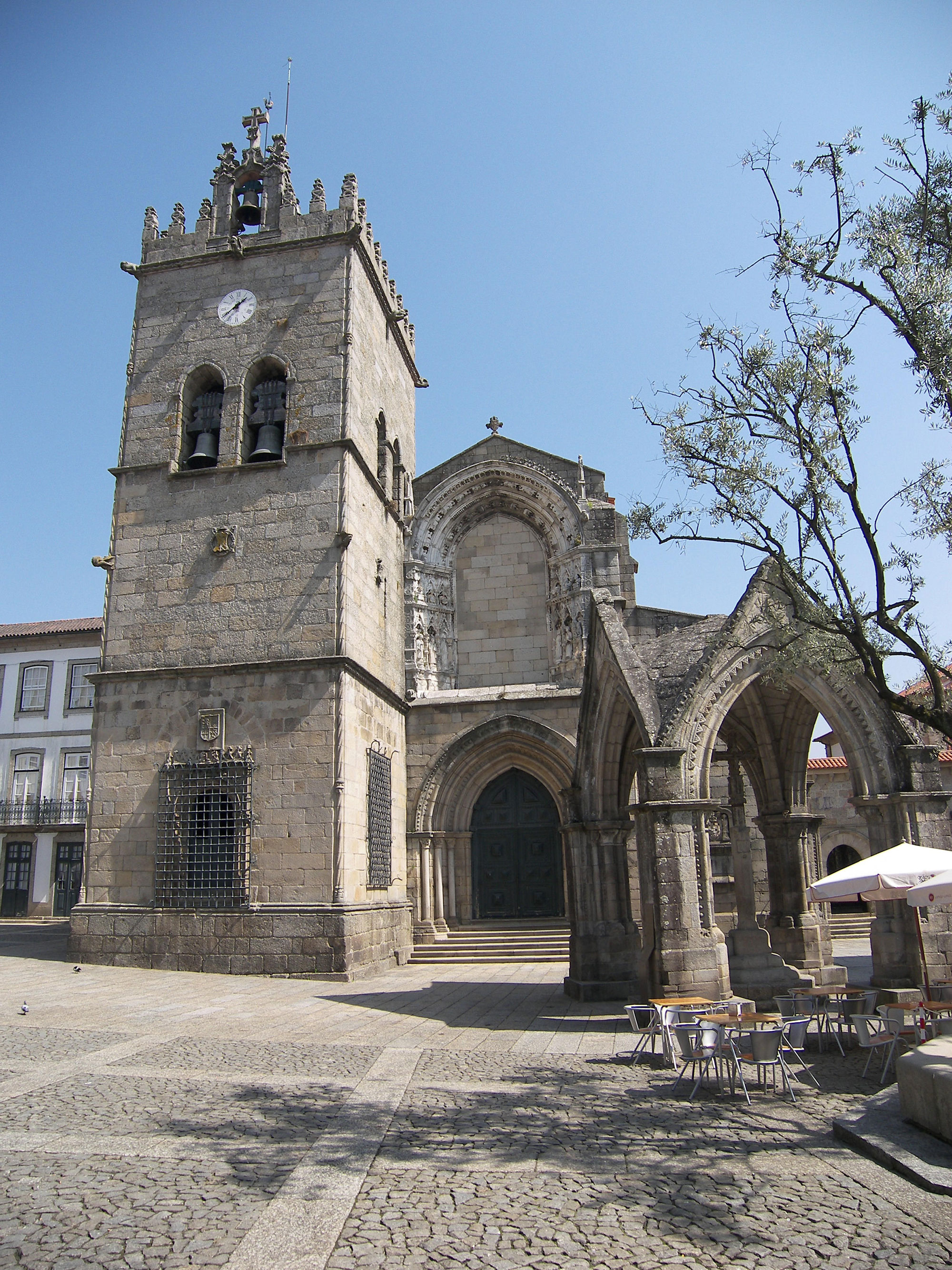 Guimarães-Igreja-de-Nossa-Senhora-da-Oliveira.jpg