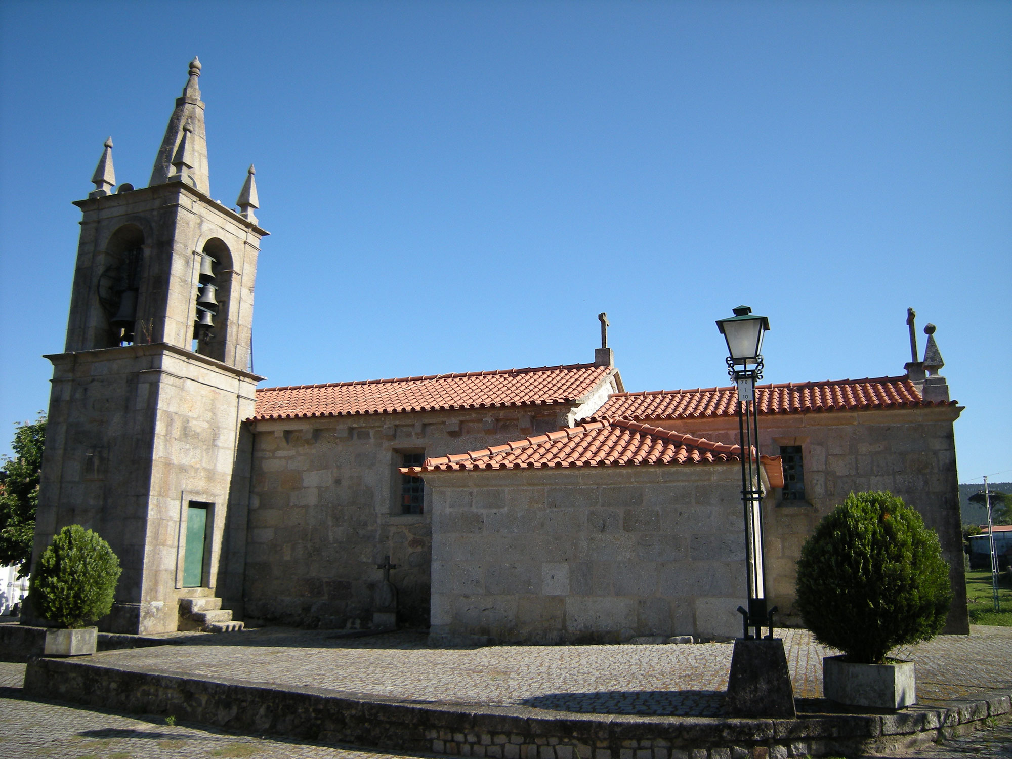 Iglesia de São João Baptista de Queijada (4336729569).jpg