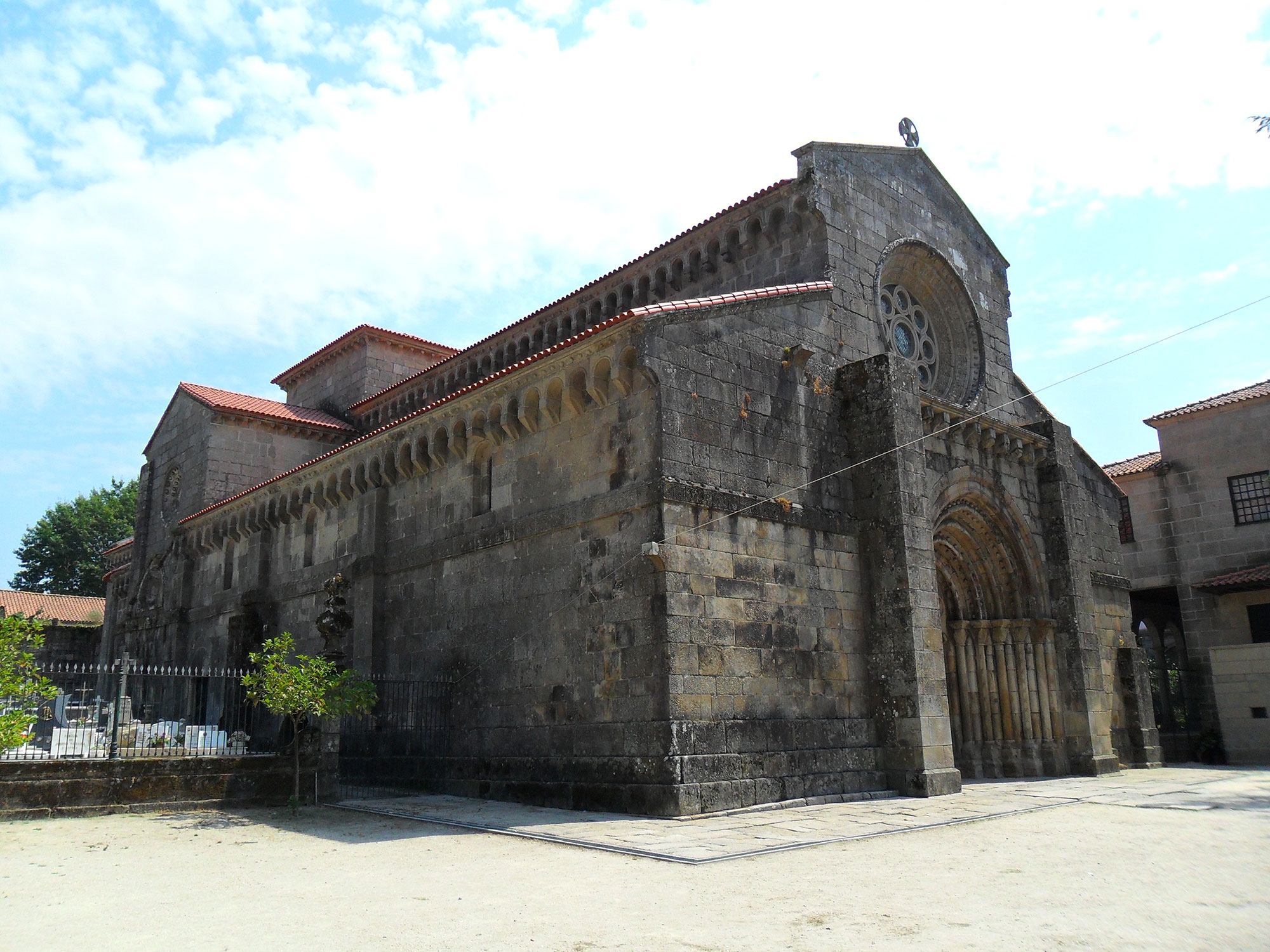 Igreja do Mosteiro de Paço de Sousa - perfil.jpg