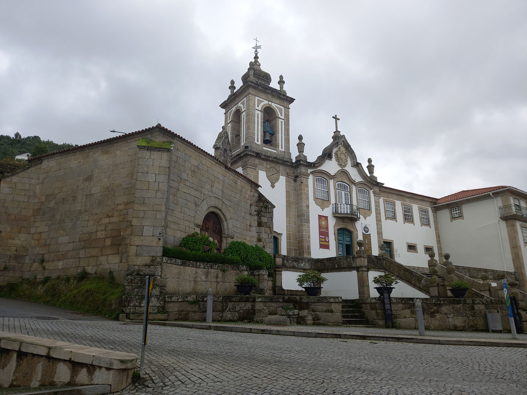 Largo da Misericórdia Capela e Igreja.jpg