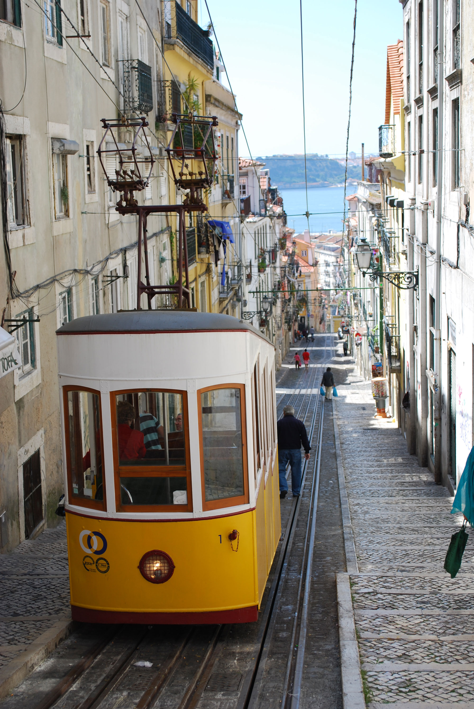 Lisboa - Ascensor da Bica (1).jpg
