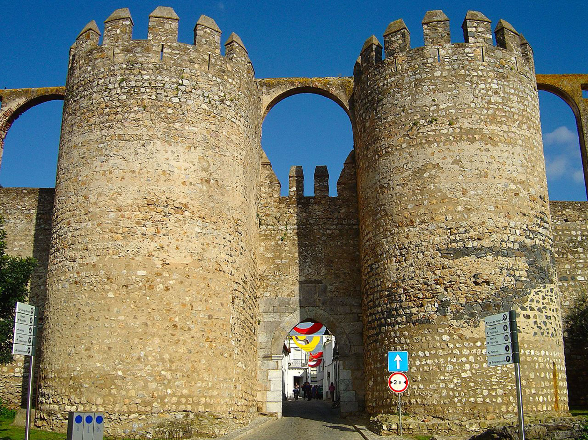 Muralhas de Serpa - Portugal (153827277).jpg