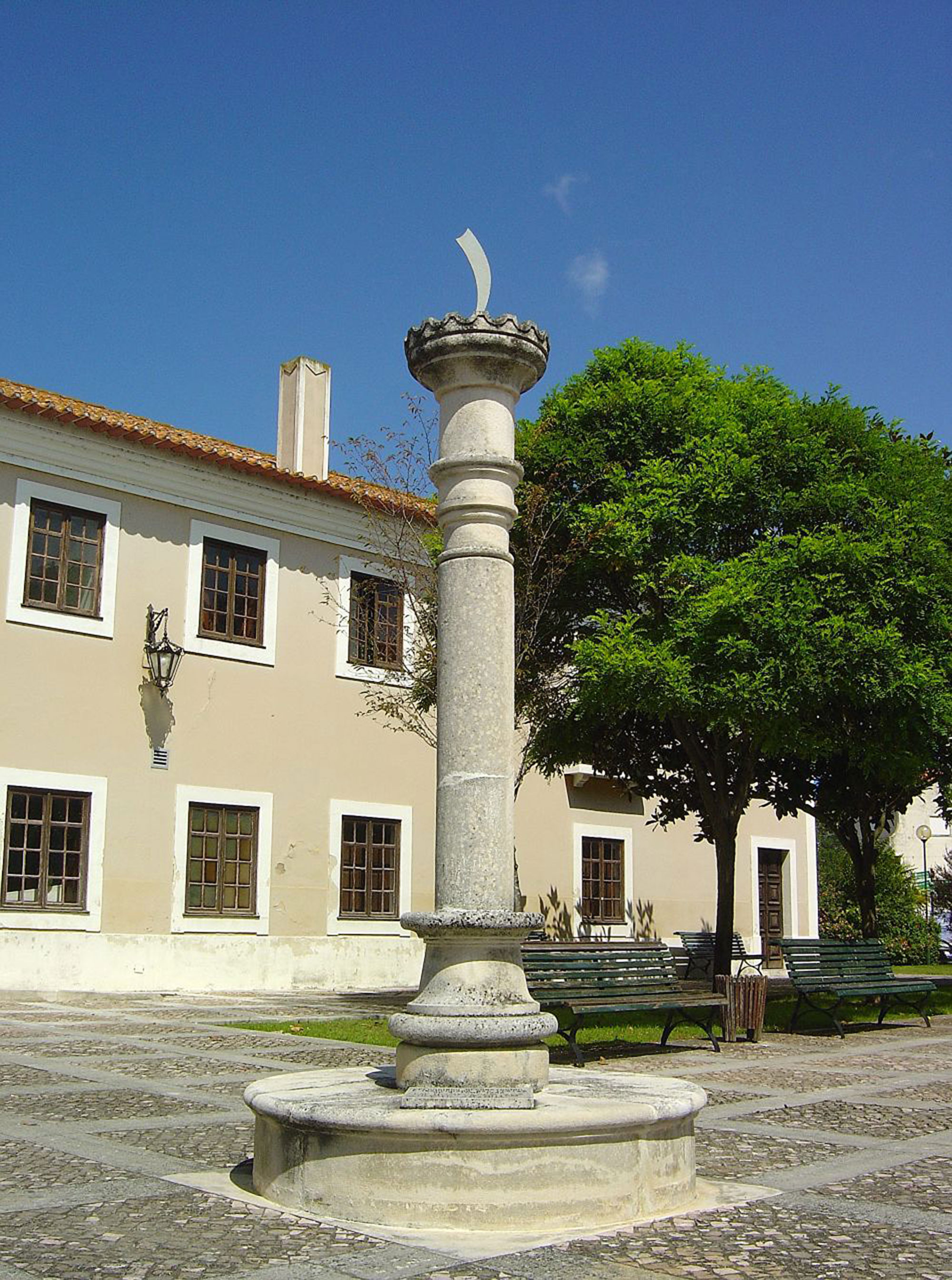 Pelourinho de Mira - Portugal (2807394752).jpg